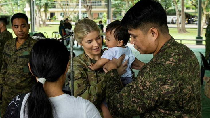 Australian Army nurse Lieutenant Chloe Apps and Philippines military nurse Second Lieutenant Ian B De La Cruiz conduct physical examinations for local children at Fort Magsaysay, Philippines. Story by Lieutenant Geoff Long. Photo by Leading Aircraftwoman Emma Schwenke.