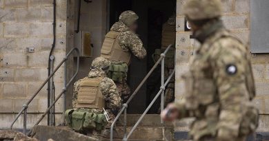 A New Zealand soldier observes a Ukrainian Army training activity in England. Photo by (ADF) Corporal Jonathan Goedhart.