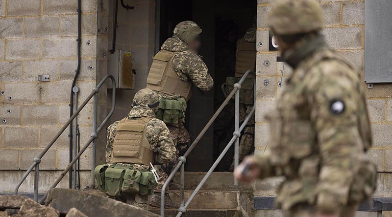 A New Zealand soldier observes a Ukrainian Army training activity in England. Photo by (ADF) Corporal Jonathan Goedhart.