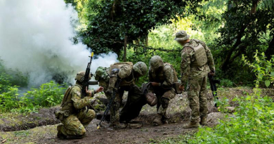 An Australian Army soldier instructs Armed Forces of Ukraine recruits during battle inoculation training, as part of Operation Kudu in the United Kingdom. Photo: Leading Aircraftwoman Emma Schwenke (image has been digitally altered for security purposes).
