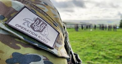 An Australian soldier deployed to the UK on Operation Kudu supervises the training of Armed Forces of Ukraine personnel. Photo by Lieutenant Commander Ryan Zerbe.