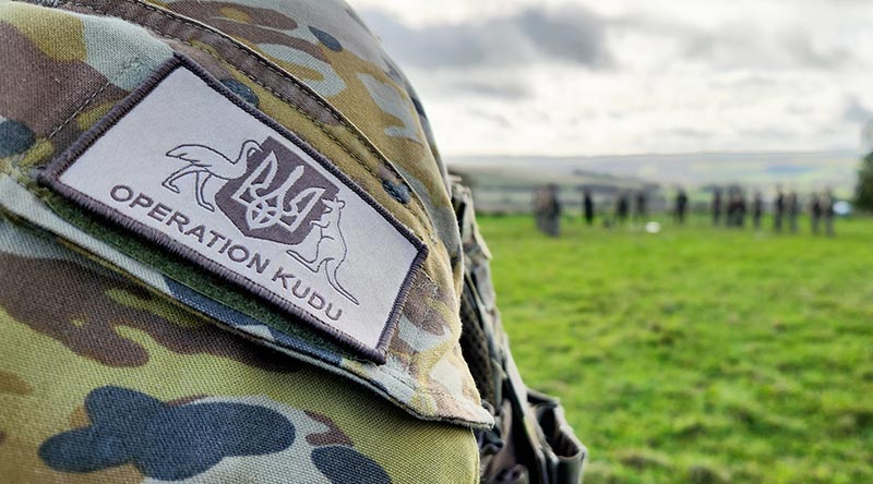 An Australian soldier deployed to the UK on Operation Kudu supervises the training of Armed Forces of Ukraine personnel. Photo by Lieutenant Commander Ryan Zerbe.