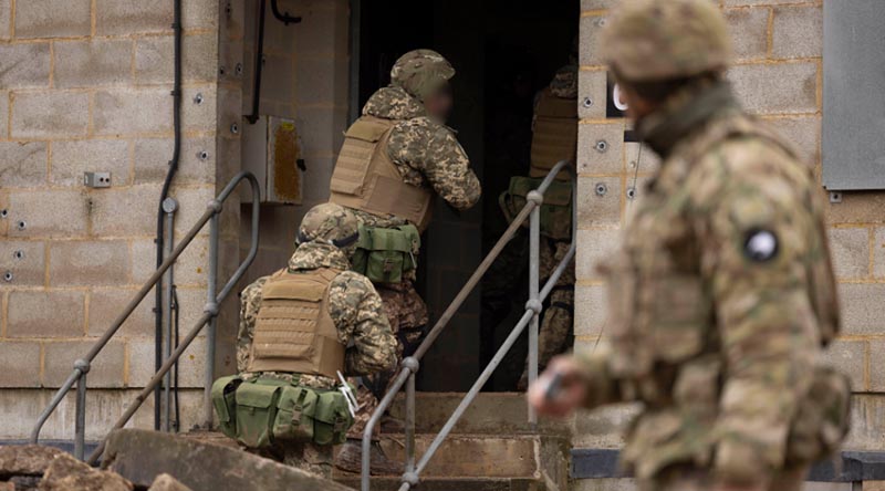 A New Zealand soldier supervises a training scenario for recruits from the Armed Forces of Ukraine, as part of New Zealand's Operation Tīeke in the United Kingdom. Photo supplied.