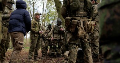 Chief of Army Lieutenant General Simon Stuart speaks with Ukrainian soldiers training under Operation Kudu during a visit to the United Kingdom. Story by Lieutenant Commander John Thompson. Photos by Corporal Cameron Pegg.