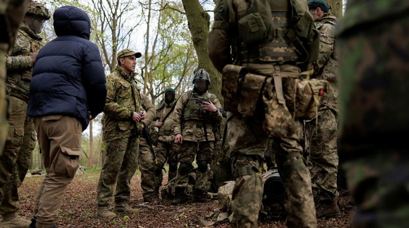 Chief of Army Lieutenant General Simon Stuart speaks with Ukrainian soldiers training under Operation Kudu during a visit to the United Kingdom. Story by Lieutenant Commander John Thompson. Photos by Corporal Cameron Pegg.