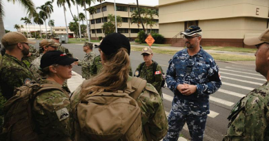 RAAF Group Captain Glenn Pascoe, Surgeon to the Combined Forces Air Component Command at Joint Base Pearl Harbor-Hickam Hawaii for Exercise RIMPAC, speaks with medical team members. Story by Lieutenant Carolyn Martin. Photo by Corporal Adam Abela.
