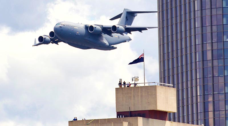 A C-17A Globemaster flies through Brisbane, rehearsing for the 2025 Brisbane Riverfire event. Photo by Christabel Migliorini.