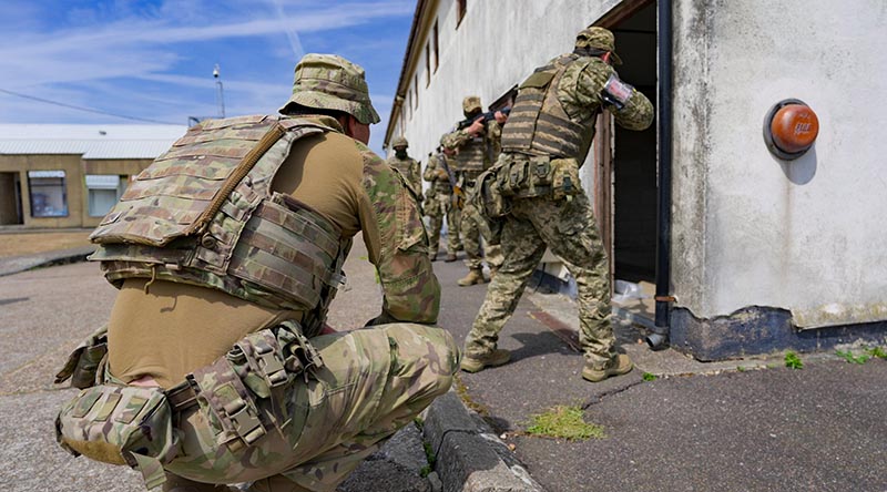 New Zealand soldiers supervise Ukrainian soldiers during an urban-operations training session. NZDF photo.
